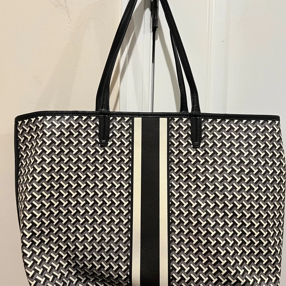 Tory Burch Black and White Geometric Tote🥰 Great‎ Conditions!